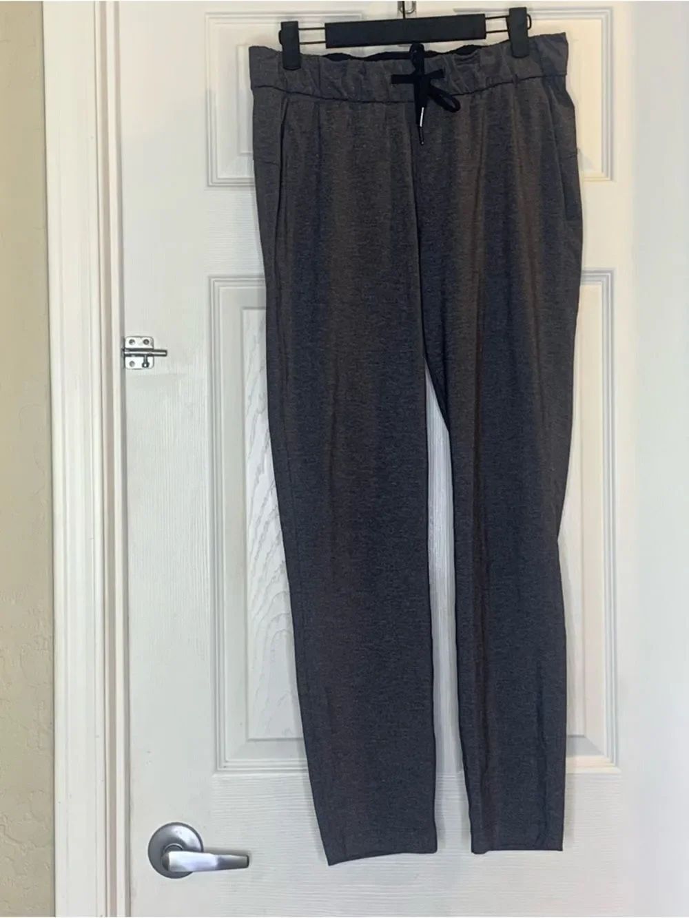 Lululemon On The Fly Pant *28"
Heathered Black Size 6